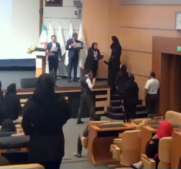 تقدیر از رئیس اتحادیه آرایش و پیرایش بانوان شهرستان سبزوار سرکار خانم چشمی در مرکز همایش های بین المللی جزیره زیبای کیش همزمان باگرامیداشت روز آرایشگر